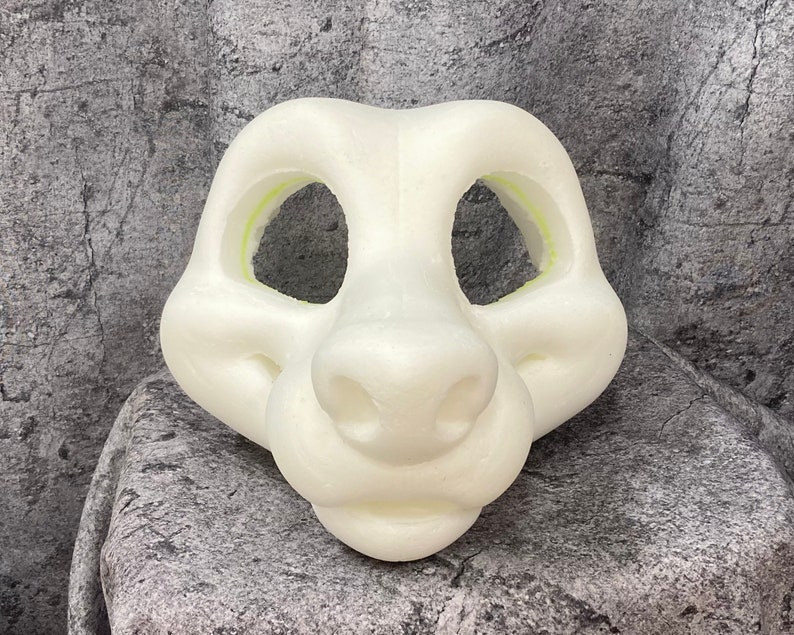 Puede incluir: Base de espuma blanca sin terminar para una m&aacute;scara de animal peludo. La base tiene dos agujeros para los ojos y un agujero para la nariz.