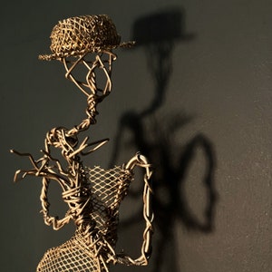 Dame mit Hut Draht Skulptur, Draht Frau Figur, Metalldraht Kunst Statue, Innenarchitektur, Einzigartige moderne Skulptur, Wire Wrapped Statue
