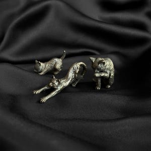 Mini bronzen kattenbeeldje set, trio van bronzen kattenbeelden, katten strekken, spelen en wandelen, uniek dierendecor, verzamelbaar kattencadeau
