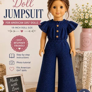 Könnte beinhalten: Eine Häkelanleitung für einen Puppen-Jumpsuit in 46 cm Größe mit dem Text American Girl Doll Crochet Pattern Doll Jumpsuit for American Girl Dolls. Die Puppe trägt einen dunkelblauen, kurzärmeligen Jumpsuit mit weitem Bein und drei kleinen Knöpfen.