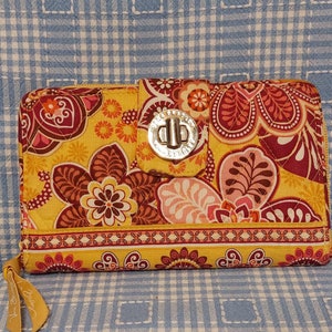 Cartera Vera Bradley con estampado floral amarillo y rosa en excelente estado de uso