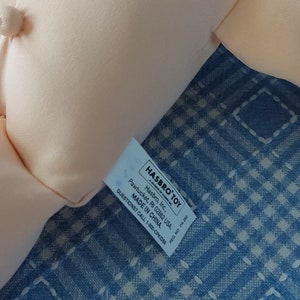 K&ouml;nnte beinhalten: Eine wei&szlig;e Puppe mit einem Hasbro Toy-Etikett mit der Aufschrift "Hasbro, Inc., Pawtucket, RI 02862 USA. MADE IN CHINA. QUESTIONS? CALL 1-800-CPKIDSS"