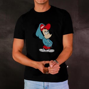 T-shirt Mickey Mouse « Obey » et décalcomanies pour t-shirt – T-shirt graphique streetwear tendance, chemise cool inspirée des dessins animés | Transfert DTF