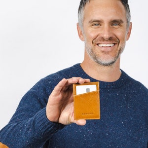 Piccolo portafoglio da uomo. Porta carte in pelle, portafoglio per carte minimalista per ragazzi. Portafoglio sottile e compatto per papà. Regalo monogrammato per la festa del papà