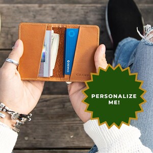 Cartera compacta de piel natural para hombre. Diseño minimalista tipo sillín que se adapta al bolsillo delantero. Cartera compacta marrón. Regalo de aniversario, regalo para papá