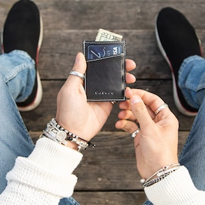 Cartera delgada de cuero negro para hombres. Titular de tarjeta minimalista para mujeres. Cartera compacta y delgada para salir. Tiene capacidad para 9 cartas.