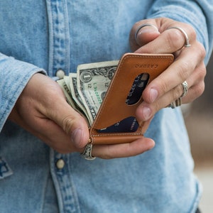 Cartera de piel para hombre con clip para billetes. Regalo personalizado para papá. Tarjetero compacto y delgado. Cartera minimalista de whisky para hombre. Regalo del padre.