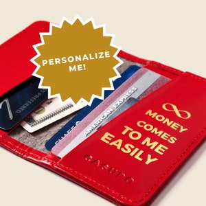 Cartera de piel RFID roja monogramable con mensaje de afirmación de abundancia. Cartera para la buena suerte y la prosperidad con mensaje. Solo 20 disponibles