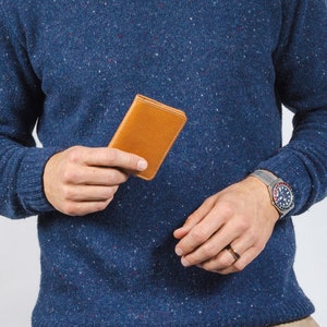 Cartera de piel para hombre. Tarjetero compacto de piel natural para chico. El diseño minimalista del sillín se adapta al bolsillo delantero. Plegable de cuero marrón