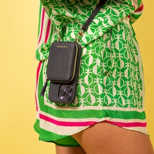 Funda para teléfono con cartera de piel y correa cruzada. Estilo bandolera para mamás ocupadas. Idea de regalo para el día de la madre. Funda de teléfono negra para mujer.