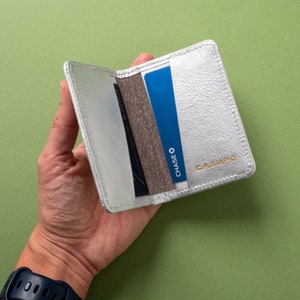 Cartera de piel en color Plata Metalizado para mujer. Tarjetero compacto pequeño y brillante para conciertos, regalo del día de la madre. Divertida cartera pequeña para hombre.