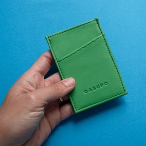 Carteira pequena e fina de couro verde brilhante. Porta-cartões minimalista masculino, carteira feminina fina de couro real verde Kelly. Carteira de cara legal. Mãe