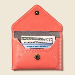 サーモン ピンク レザー製、女性用 RFID ブロック ウォレット。カードと現金が入る、スリムなパステル ブルー レザー エンベロープ ウォレット。かわいい女の子とママのウォレット。