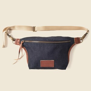 Sac à bandoulière unisexe. Pack fanny concert en denim avec sangle réglable. Sac à main floral noir pour les vacances et les événements sportifs. Sac de voyage femme