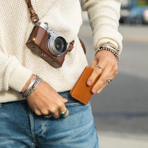 Monedero minimalista cognac. Cartera de cuero de silla de montar para hombres. Cartera compacta marrón para mujer. Cartera de cuero sostenible.