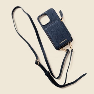 Funda para iPhone azul marino con cartera de piel y correa cruzada. Estilo bandolera para mamás ocupadas. Idea de regalo para el día de la madre. Funda de teléfono para mujer.