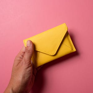 Gele RFID-portemonnee voor dames. Blauwgrijze leren envelop voor pasjes en contant geld, smal. Leuke portemonnee voor meisje en moeder. Minimalistisch, RFID-blokkering