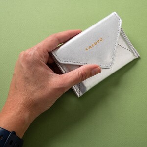 Cartera de piel plateada. Tarjetero RFID para mujer. Cartera metalizada Platinum para el día de la madre. Cartera tipo sobre con bloqueo RFID. Cartera de Oro Blanco