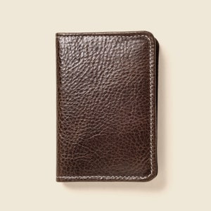 Cartera clásica de piel color verde oliva para hombre. Tarjetero compacto tradicional de cuero militar para hombres, billetera delgada, elegante y minimalista para hombres.
