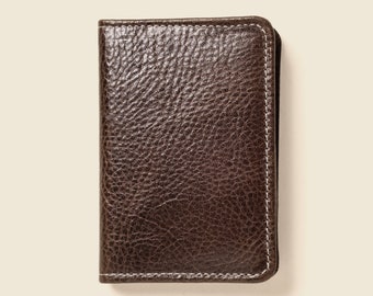 Cartera clásica de piel color verde oliva para hombre. Tarjetero compacto tradicional de cuero militar para hombres, billetera delgada, elegante y minimalista para hombres.