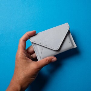Blauwe RFID-portemonnee voor dames. Grijs-gele leren envelop voor pasjes en contant geld, smal. Leuke portemonnee voor meisje en moeder. Minimalistisch, RFID-blokkering