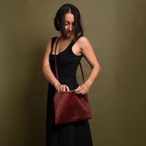 Umhängetasche aus bordeaux-goldenem Leder für Damen. Clutch, Party, Hochzeit, Abschlussgeschenk. Metallic Mom Geldbörse. Frauen Ipad, Kindle Tasche
