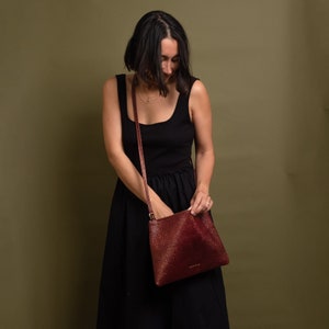 Umhängetasche aus bordeaux-goldenem Leder für Damen. Clutch, Party, Hochzeit, Abschlussgeschenk. Metallic Mom Geldbörse. Frauen Ipad, Kindle Tasche
