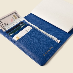 ブルーの RFID レザー パスポート カバーとウォレット。パスポートとカード用のコバルト ウォレット、ママ、女性、男性用の旅行用ウォレット。