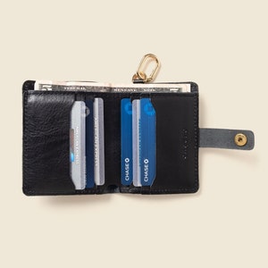 Cartera de piel negra con mosquetón y llavero para mujer. Cartera plegable de piel color oro rosa. Bonita cartera de piel marrón, fina, compacta y con aspecto brillante.