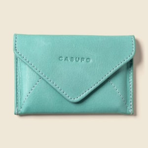 女性用財布。カードと現金が入るパステルブルーのレザー封筒型財布。スリム。かわいい女の子とママの財布。ミニマリスト旅行、RFIDブロック