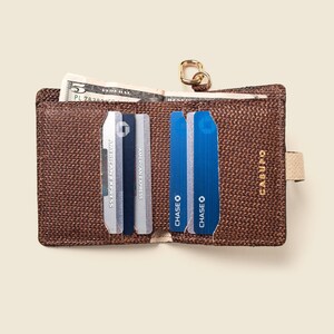 Linda cartera de cuero con broche y llavero para mujer. Plegable de cuero rosa dorado. Cartera de piel negra y marrón, fina, compacta, con aspecto de purpurina