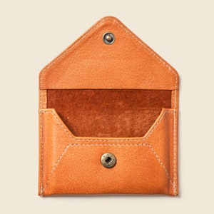 Cartera tipo sobre de piel marrón para hombre. Titular de la tarjeta de visita. Cartera de piel color camel para mujer. Cartera pequeña con broche. billetera delgada