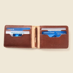 Cartera compacta y fina de piel marrón para hombre con clip para billetes. Se adapta a billetes de euros, asiáticos y australianos. Negro, Marrón y piel natural.