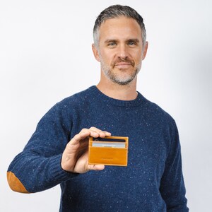 Leren portemonnee voor heren. Bruine minimalistische kaarthouder. Compact, zwart, slank, dun ontwerp. Handgemaakte echt leren portemonnee voor papa, vaderdag.