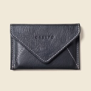 Cartera tipo sobre de piel negra para mujer. Minicartera negra. Cartera sobre pequeña de piel para tarjetas y tarjetas de visita. Cartera pequeña asegurada