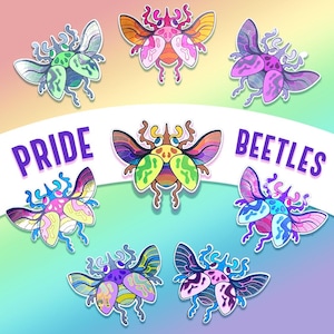 Puede incluir: Una colección de pegatinas de escarabajos coloridos con un fondo de arcoíris. Cada pegatina presenta un diseño único con colores vibrantes como verde, rosa, morado y azul. El texto "PRIDE BEETLES" se muestra en fuente púrpura.