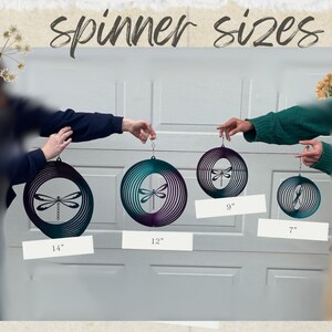 Pode incluir: Quatro m&oacute;biles de lib&eacute;lula de metal em diferentes tamanhos, 35,5 cm, 30,5 cm, 22,9 cm e 17,8 cm. Os m&oacute;biles est&atilde;o pendurados em uma porta de garagem branca. Os m&oacute;biles s&atilde;o um degrad&ecirc; de azul esverdeado e roxo.