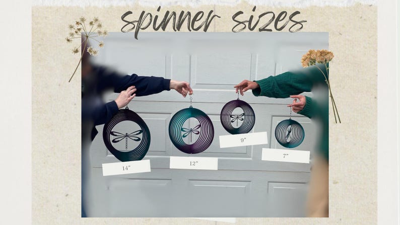 Pode incluir: Quatro m&oacute;biles de lib&eacute;lula de metal em diferentes tamanhos, 35,5 cm, 30,5 cm, 22,9 cm e 17,8 cm. Os m&oacute;biles est&atilde;o pendurados em uma porta de garagem branca. Os m&oacute;biles s&atilde;o um degrad&ecirc; de azul esverdeado e roxo.