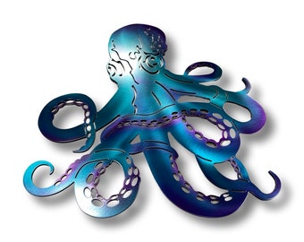Può includere: Una scultura in metallo di un polpo con una finitura iridescente blu e viola. Il polpo ha otto tentacoli ed è arrotolato in una posizione difensiva.