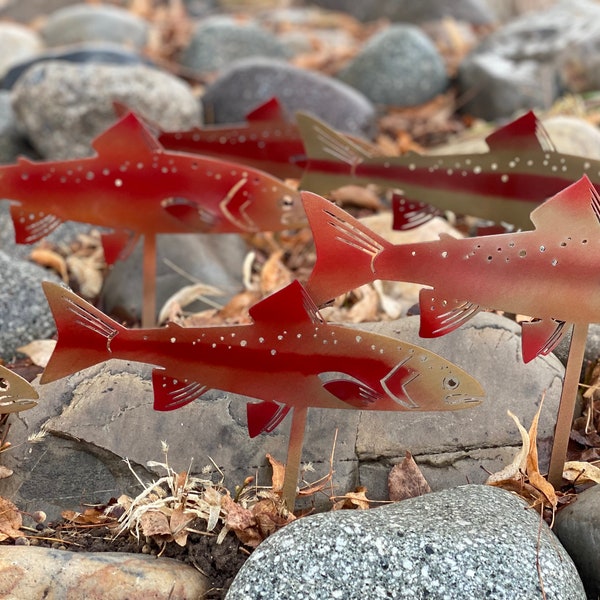 Juego de 4 piezas de decoración de roca de trucha, arte de metal con trucha dorada, decoración de trucha de roca de río, trucha de metal, decoración de peces de metal, decoración de jardín de roca de río