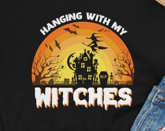 Hangen met mijn heksen Unisex Heavy Blend Crewneck Sweatshirt, Halloween Heksen, Heks Aangepast Halloween Shirt, Halloween Sweatshirt