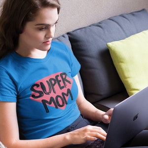 Camiseta Super Mom Softstyle, Regalo del Día de la Madre, Camiseta de la Madre, Regalo del Día de la Madre de la Hija, Lindo Regalo del Día de la Madre, Día de la Madre De las Niñas