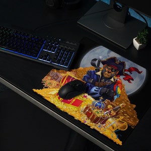 Puede incluir: Un ratón de ordenador negro y dorado con un personaje pirata que sostiene una espada y un loro. El pirata lleva un atuendo azul y rojo y un sombrero negro. El fondo es azul oscuro con una luna blanca.