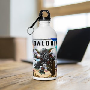 May include: White stainless steel water bottle with a black lid and a carabiner. The bottle has a graphic of a green alien wearing a Mandalorian helmet and holding a blaster. The text "THE DALORIA" is printed on the bottle.