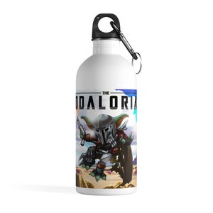 May include: White stainless steel water bottle with a black lid and a cartoon image of a green alien wearing a Mandalorian helmet and holding a blaster. The text "The  Dalorian" is printed on the bottle.