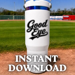Puede incluir: Vaso aislado blanco con un gráfico negro "Good Eye". El vaso tiene un asa plateada y un borde azul y plateado. Las palabras "INSTANT DOWNLOAD" están en la parte inferior de la imagen.