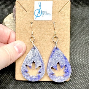 Kolczyki z dziurką w kształcie liścia w kolorze indygo z srebrnym połyskiem, wiszące, ręcznie robiona biżuteria modowa