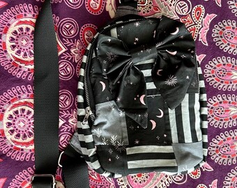 Bolso bandolera pequeño, suave y acolchado, hecho a mano, estilo mochila con lazo grande, estilo gótico, femenino y espeluznante para Halloween.
