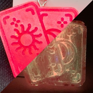 Felroze glow-in-the-Dark heks tarotkaartoorbellen