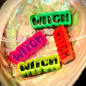 Collana con ciondolo in resina con etichetta Neon WITCH, colore: Nero, Rave, arcobaleno luminoso, goth, streghe, moda, gioielli fatti a mano in stile gotico